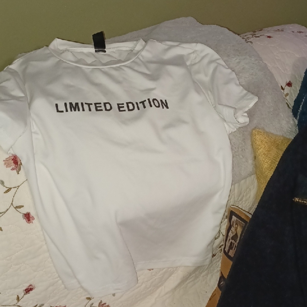 😁3/$12 White Cropped Short Sleeve Small